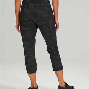 Lululemon Women's Black Camouflage Cropped Jogger Pants NWOT